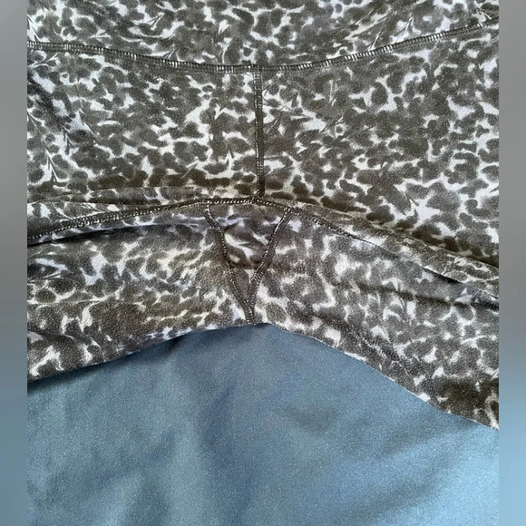 Athleta Capri Animal Print Black White Cropped Leggings - Picture 2 of 6